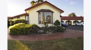 McNevins Warwick Motel & Gunyah Restaurant